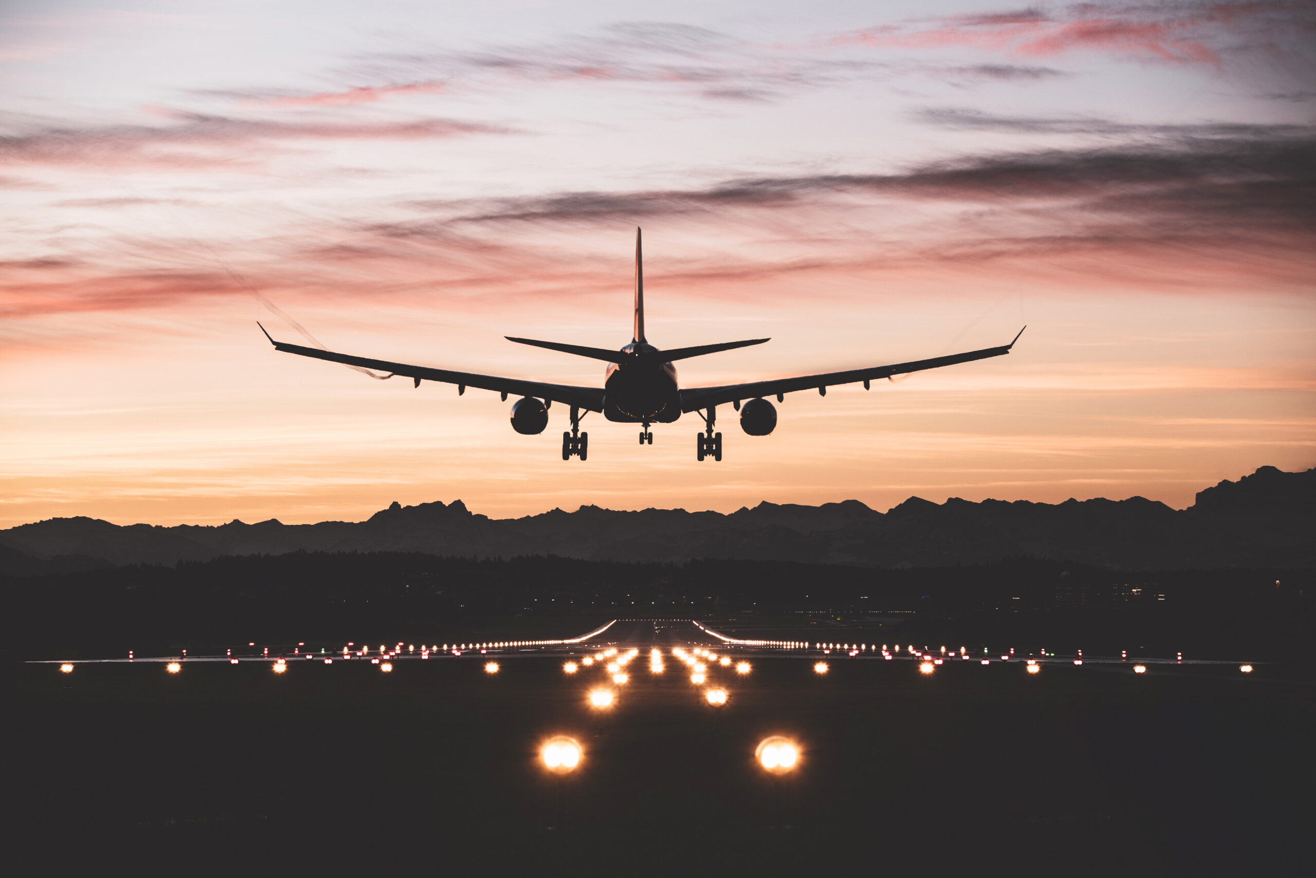 ey-aeroplane-landing-on-runway-in-dark
